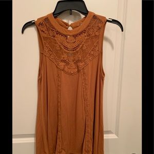 Sleeveless top. Gold. Size medium.